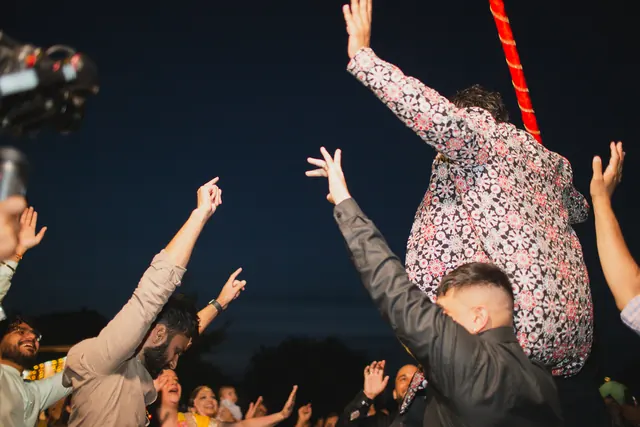 Hands up.