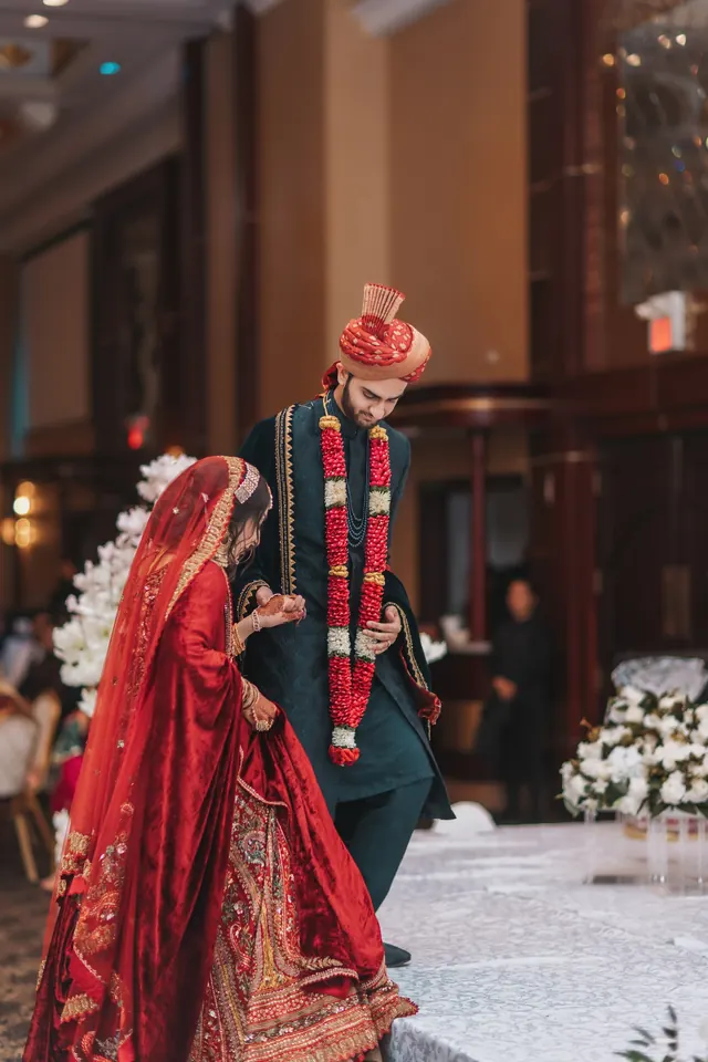 Garlands and red.
